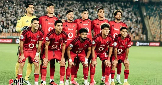 مشجع أوغندي يقطع 250 كيلومتراً لتشجيع الأهلي.. وإمام عاشور يهديه قميصه